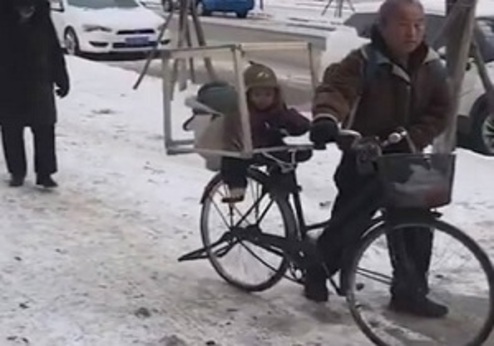 نوه‌داری مدرن به سبک پدربزرگ چینی +عکس و فیلم