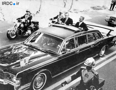 عبور اتومبیل حامل محمد رضا پهلوی و ریچارد نیكسون در كاخ سعد آباد